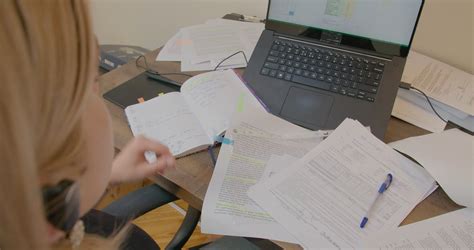 有关3 C用品 圖書 在家 在家工作 室內 室內植物 工作空間 技術 文獻 書頁 椅子 燈 筆記本電腦 表格的免费素材视频