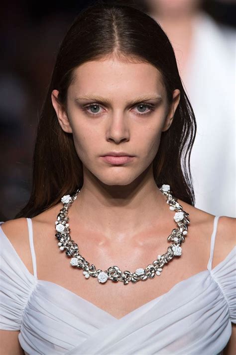 All That Sparkles The Jewelry Trends On The Spring Runways Jewelry Trends Runway Jewelry