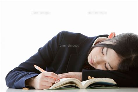 ペンを持ったまま居眠りをする女子高校生 11071001533 の写真素材・イラスト素材｜アマナイメージズ