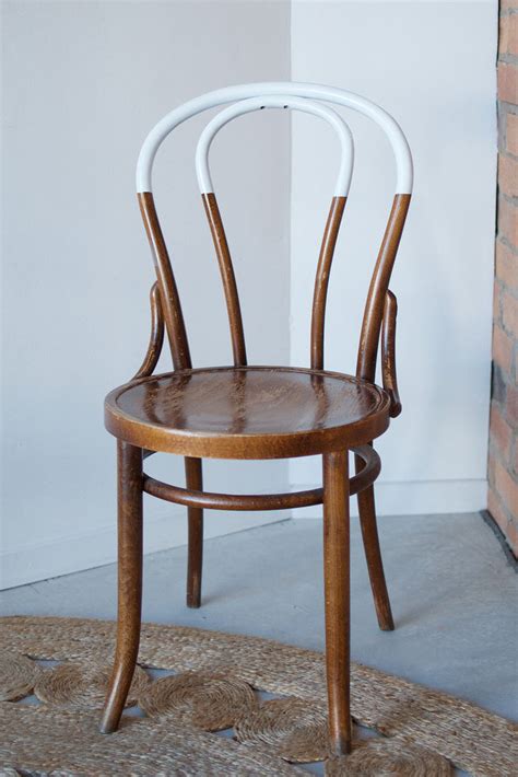 Diy side table with a wooden slab and hairpin legs. DIY Paint-Dipped Chairs : DIY paint