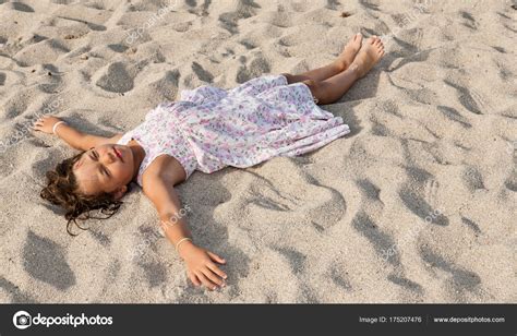 Portrait Dune Petite Fille Allongée Sur Plage Image Libre De Droit Par