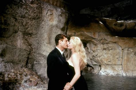 La Dolce Vita Federico Fellini 1960 Romantic Couple Kissing Movie