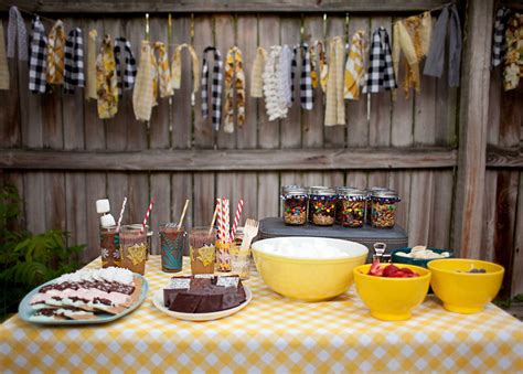 In this episode laura mazzola from quick candles shows us some quick easy decorating ideas for when we have an outdoor party. Backyard Bonfire: Trail Mix Party Favors - A Beautiful Mess