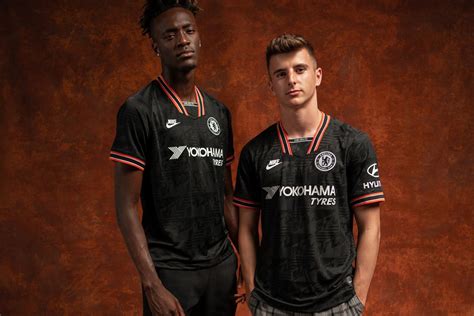 Order your chelsea new kit directly from the retailer now! Chelsea reveal cool '90s-inspired Nike 2019-20 third kit ...