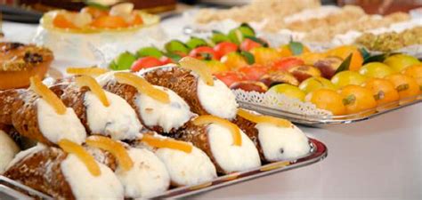 I cannoli al pistacchio sono una variante dei celeberrimi cannoli siciliani alla ricotta, vanto della pasticceria siciliana assieme alla cassata. Iniziativa "discutibile" a Taormina: dolci tipici chiamati ...