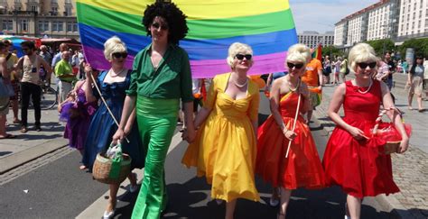 Regenbogenvielfalt rund um den römer. CSD Dresden 2015: Demonstration für 100 % Mensch. Ohne ...