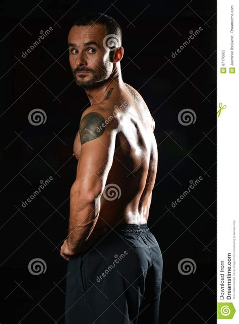 Bodybuilder Der Muskeln Biegt Stockbild Bild Von Karosserie Braun