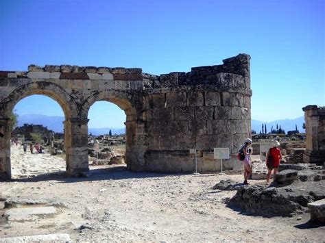 To vše je orámováno historickými hradbami a dalšími obrannými stavbami starého města, nabízí se odtud i širší výhled do krajiny. Turecko - Hierapolis - antické lázeňské město | Landmarks ...