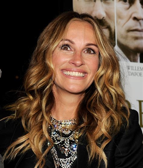 Julia roberts just got the dreamiest haircut for spring. Julia Roberts Long Wavy Cut - Julia Roberts Looks ...