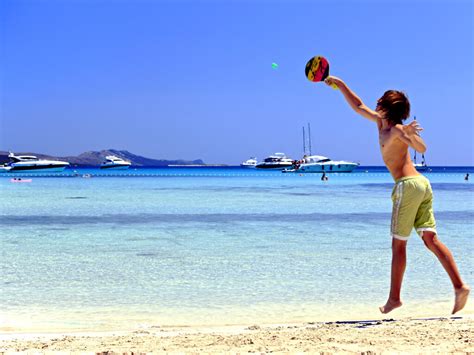 In the northern part of dugi otok, near to the village of verunic, is situated the most nice beach of the island. L'Isola Lunga - Dugi Otok | AdriaCamps