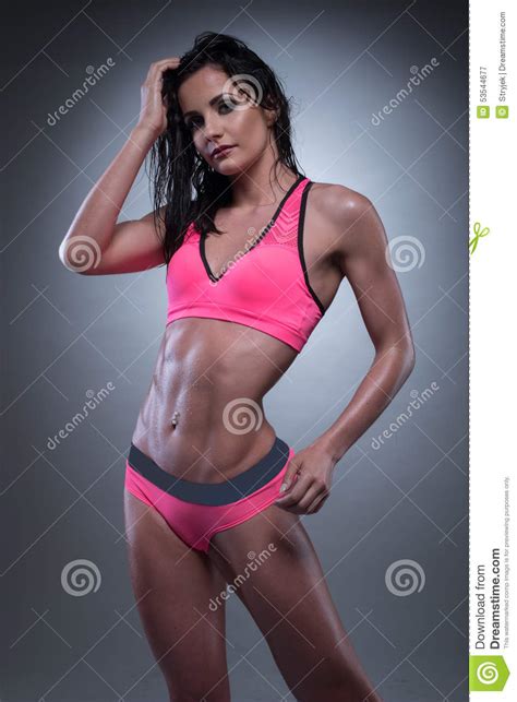 Femme Sensuelle Posant Dans L Usage Sexy De Forme Physique Image Stock