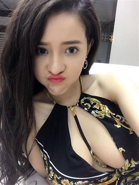 Theo đó, ngân 98 bị cướp giật một chiếc điện thoại có giá trị. Ngân 98 gây sốt vì ảnh táo bạo bên Quang Hà - Đời sống ...