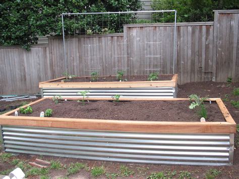 Raised beds can be more easily covered than in a larger vegetable patch or allotment the higher level of the soil encourages beds to warm up faster in the spring, allowing the season to start earlier fertilisers, organic matter and manures are concentrated on areas where plants grow, rather than being wasted on pathways Amazing Raised Beds | You say obsession, like that's a bad thing.