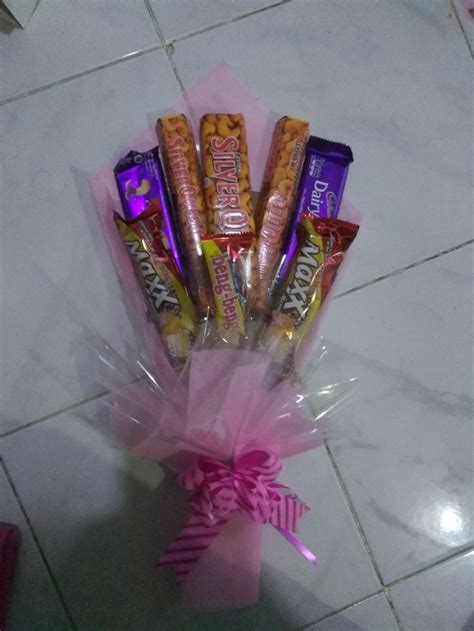 Karena investasi satu ini menekankan untuk membeli saham dari perusahaan yang memiliki fundamental kuat. bunga: bunga coklat silverqueen