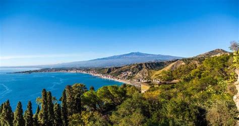 De stad ligt aan de voet van de vulkaan etna. Catania & Beach Twin-resort Holiday