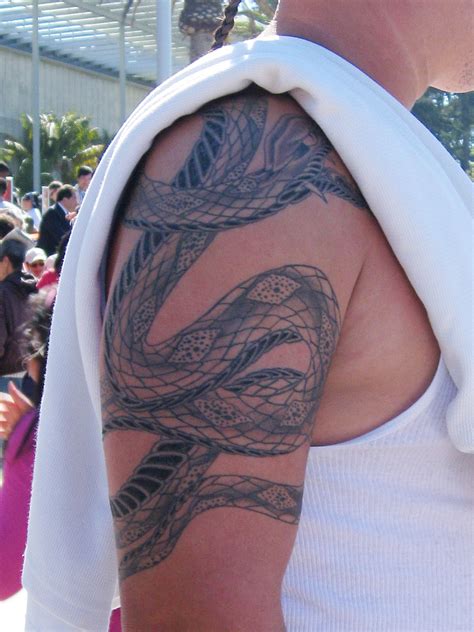Aiz Tattoo Gallery 3d Snakes Tattoo On Shoulders