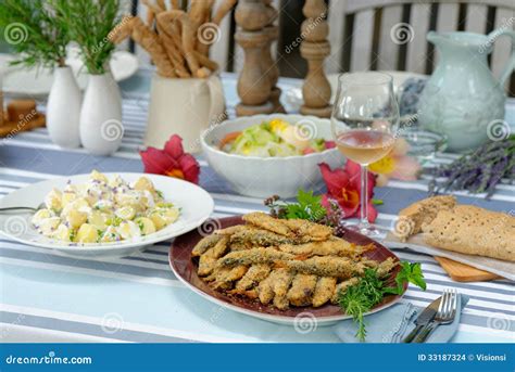 Gebratene Sardinen Mit Kartoffelsalat Stockfoto Bild Von Hintergrund