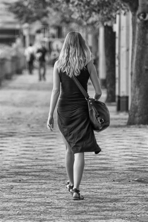 Hermosa Mujer Caminando Por La Calle Copyright Free Photos Traditional