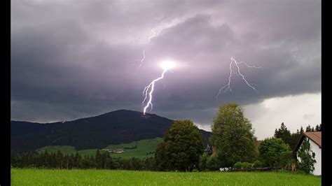 Es ist mit gewittern zu rechnen. Unwetter und hochwasser Tirol - Onweer en overstromingen ...