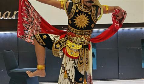 Seni Wayang Sebulan Suntuk Surabaya Suites Hotel Suara Surabaya