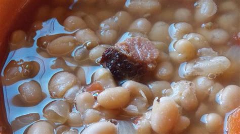 As for soaking, many folks will vehemently argue that you must, but i've been happily ignoring. Slow Cooker Northern White Bean
