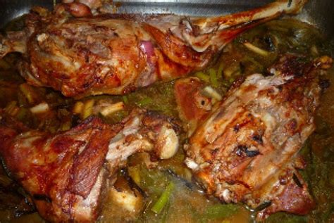 Friptura de miel, drobul de miel si ouale rosii sunt nelipsite din meniul de paste. Reteta Friptura de miel in sos de vin si usturoi