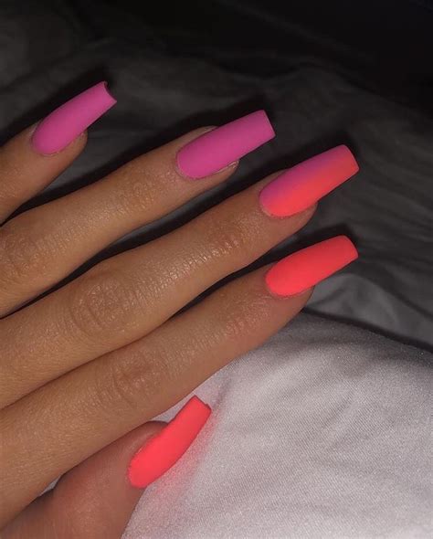 Kylie jenner took to instagram last night to show off the colorful graphic nails she's rocking on her amangiri vacation, and while the look view this post on instagram> > a post shared by kylie (@kyliejenner) on jul 7, 2020 at 6:21pm pdtsince the trademark filing last summer, jenner hasn't. Pin di Liche su Nails nel 2020 | Unghie stile neon, Unghie kylie jenner, Idee per manicure