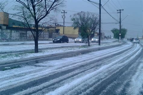 Já em 2013 a chuva de granizo que atingiu algumas cidades do texas nos estados unidos, estragou telhados de casas e carros. Temporal de granizo deixa paisagem branca em Franca | VEJA