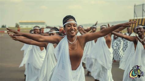 Les Rwandaises Dansent Comme Des Princessesdanse Traditionnelle