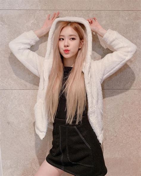 Rose(blackpink) — eyes closed 02:20. BLACKPINK-Rosé 181126 Instagram @roses_are_rosie | Kpop ...