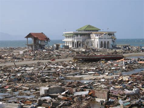 Gelombang raksasa tsunami menghancurkan aceh 26 desember 2004. Devastation of the coastal city of Banda Aceh, Indonesia, after the 2004 Indian Ocean tsunami.