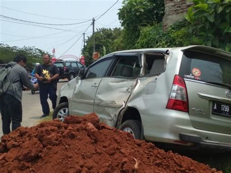 Sopir truk merupakan salah satu profesi yang rawan dijalanan khususnya resiko. Tak Kuat Menanjak, Truk Hantam Innova di Tanjakan Makam Balung Citangkil | BantenNews.co.id