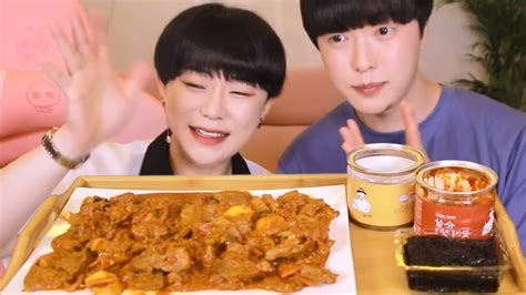 김치 제육 두루치기 게이커플 커플먹방 Mukbang Korean Gay Couple Eatins Show Stir Fried Spicy Kimchi Pork Youtube