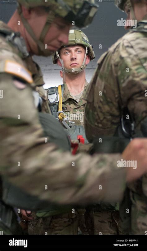 U S Army Paratrooper Pvt Trevor Hi Res Stock Photography And Images Alamy
