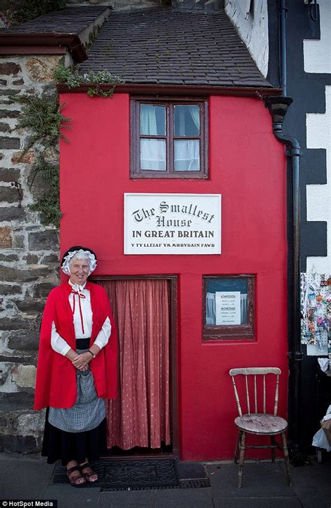 Take A Peek Inside Britains Smallest House Which Is Just Six Feet Wide