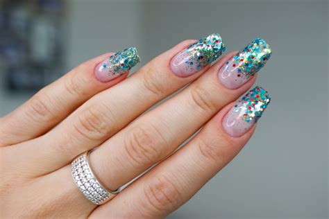 Nehty lze prodloužit i pomocí šablon. Inšpirácia na gélové nechty s trblietkami - Lucia's Blog