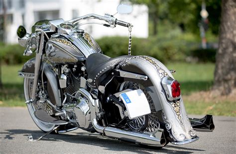 We test it in this review. 2003 Harley-Davidson Softail Heritage Classic - La Catrina