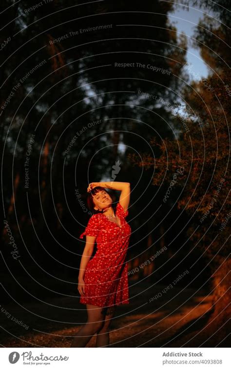 Frau spaziert in schönem Wald ein lizenzfreies Stock Foto von Photocase
