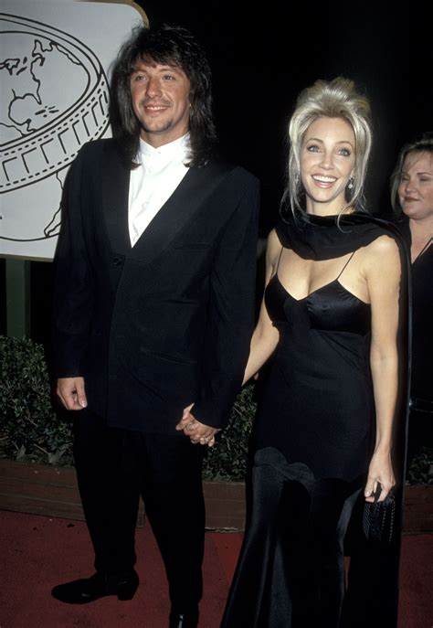 The Most Iconic Golden Globes Red Carpet Couples Of The 90s Red