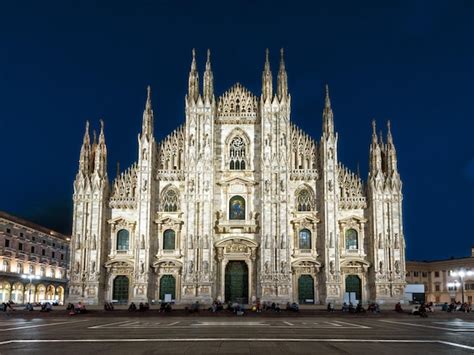 Premium Photo Milan Cathedral On The Piazza Del Duomo
