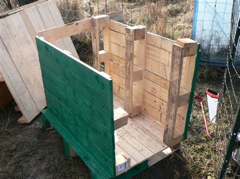 Un petit plan au format pdf sur la construction en palette. Pin de isabelle lamain em inspiration jardin | Galinheiros modernos, Galinheiro, Jardim