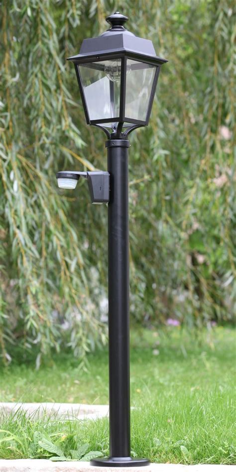Die wegleuchten aus edelstahl mit bewegungsmelder sind die perfekten wegweiser in ihrem garten oder auf ihrer terrasse. Historische Bewegungsmelder-Wegeleuchte Place des Vosges 1 ...
