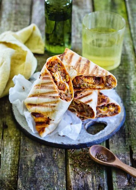 Gegrillte Wraps mit Käse-Hack-Füllung