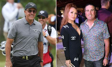 Phil Mickelson Accused Of Showing Pat Perezs Wife ‘offensive Picture