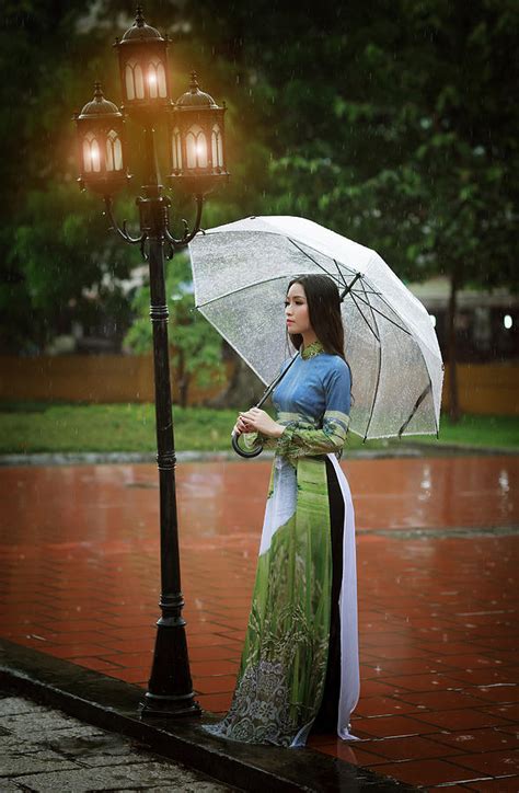 Vietnamese Women Wear Ao In The Rain Ao Dai Is Famous Traditional