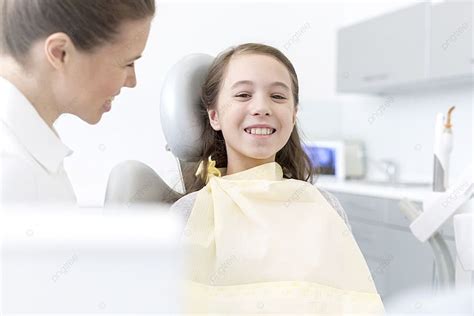 Background Dokter Gigi Melihat Dokter Tersenyum Duduk Di Klinik Gigi