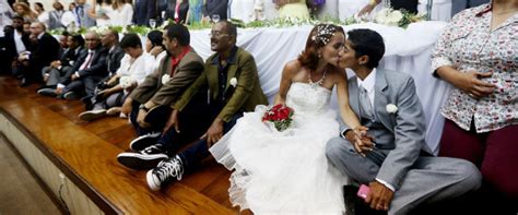 rio de janeiro hosts mass gay wedding for 130 couples photos