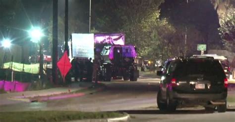Man In Custody After Police Standoff In Big Rig In Nw Houston