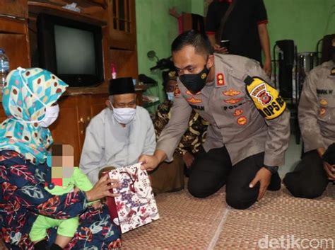 Dapat Bantuan Dari Jokowi Istri Terduga Teroris Di Sukabumi Terharu