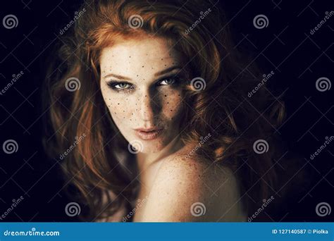 Belle Jeune Femme Avec Les Cheveux Et Les Taches De Rousseur Rouges